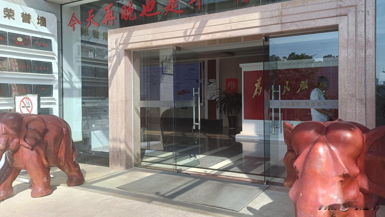 老婆的身份证到期，今天到昆明经开区洛洋街道办事处办理换证，方便快捷，工作人员服务