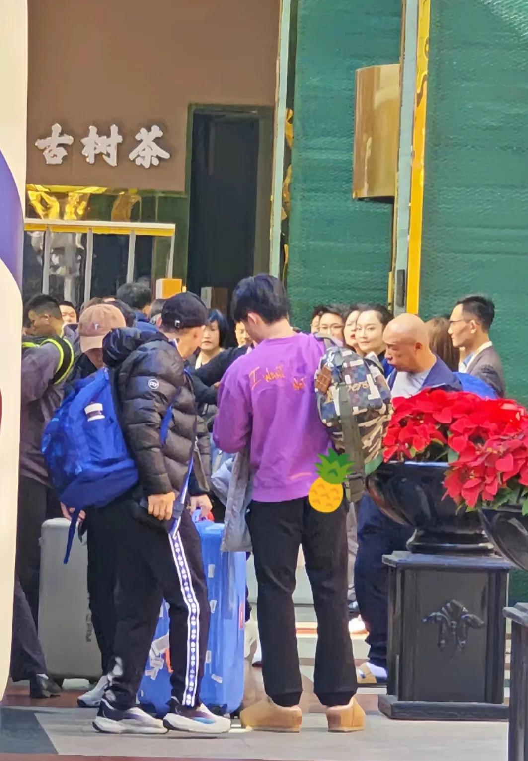 大头成都混团私服穿搭，这次的显眼包依旧是脚上的鞋。

乍一看是很厚实的棉鞋，在仔