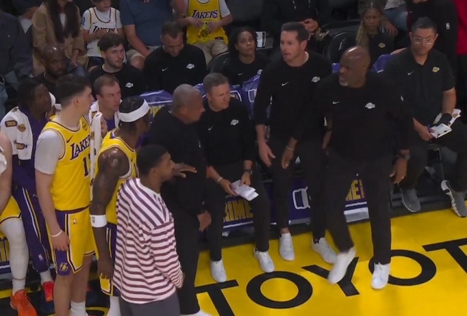 范德彪和雷迪克吵架了，留队前景堪忧。本赛季范德彪其实基本掉出轮换，哎。 ｜湖人v