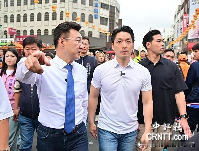 人气太旺！蒋万安现身大甲妈祖遶境，“蒋公路”夜市被围得水泄不通，蓝白绿同场竟其乐