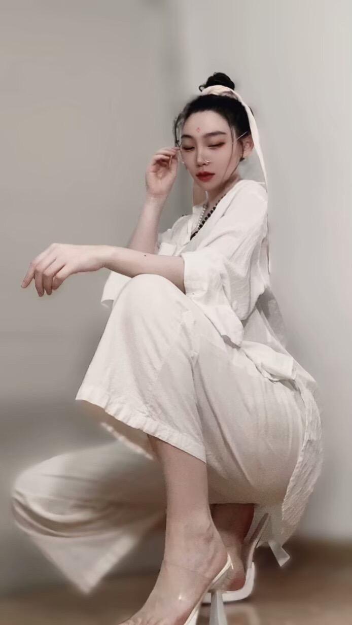 50岁依然保持好状态之。你太安静了，为什么你坐在那，像一封没写地址的信...