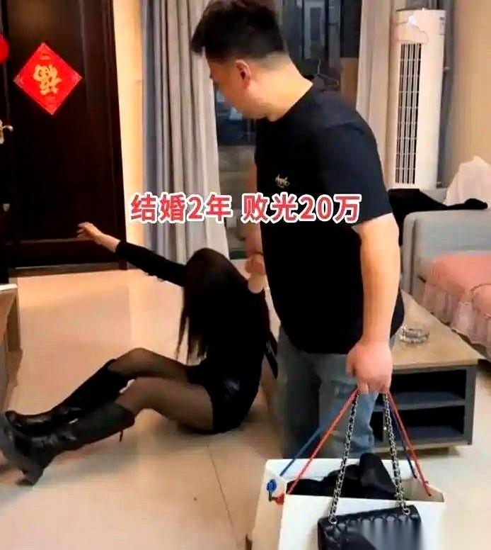 男人刚下班，一身汗，手里还拎着晚上要炒的菜。
楼道里光线很暗，他一眼就看到媳妇蹲