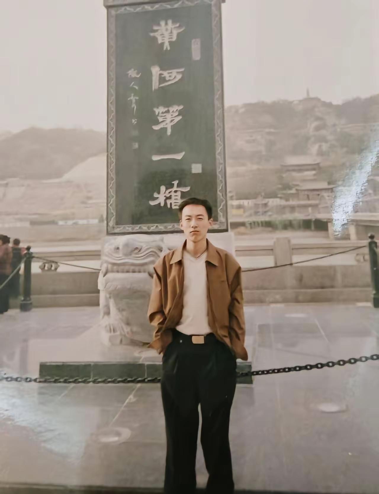 一男子在黄河第一桥上留影，转眼间二十年过去了，再在同一个地方留影时，当年的小伙子