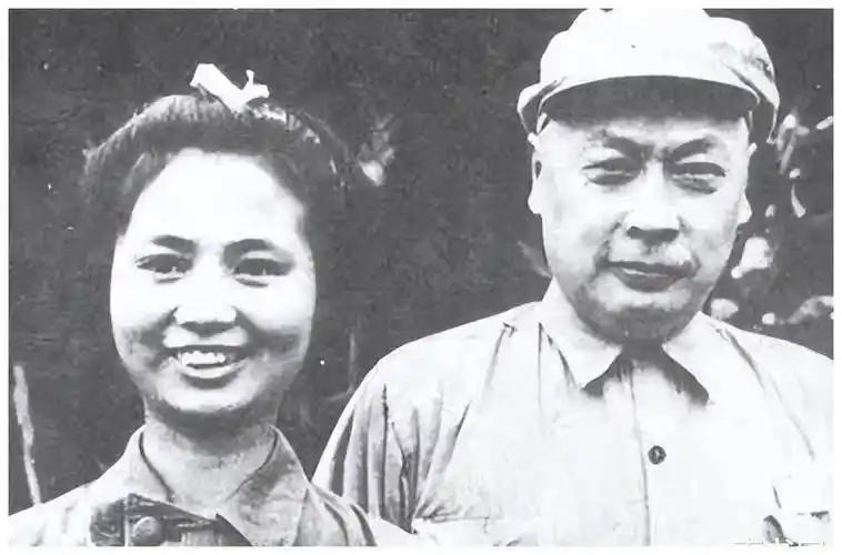 1975年8月，北京，一对新人办了场简单的婚礼。

男方叫陈小鲁，父亲是陈毅元帅