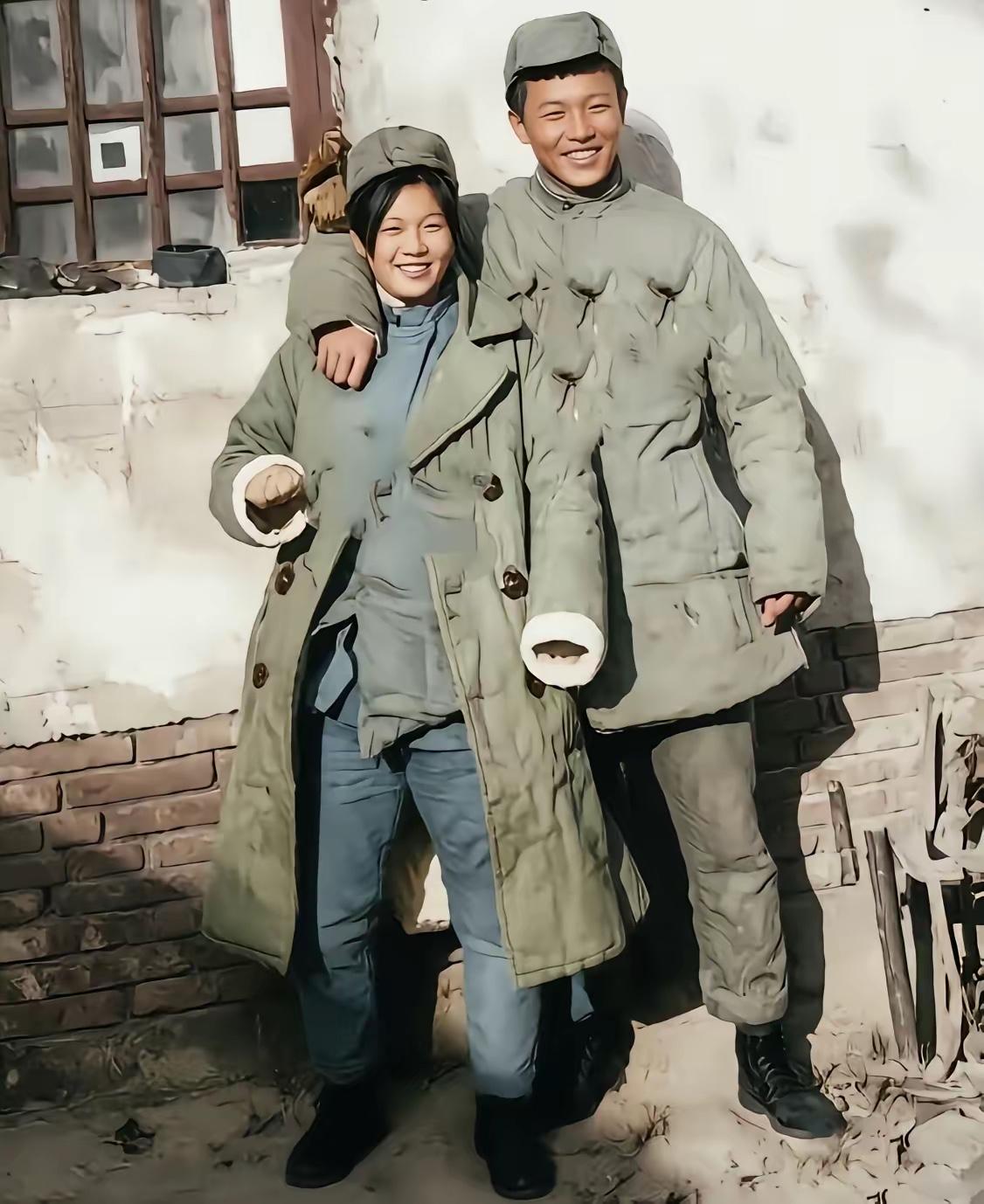 1941年晋察冀边区，开国中将李天焕与妻子刘谏的一张合影。彼时二人同在敌后根据地