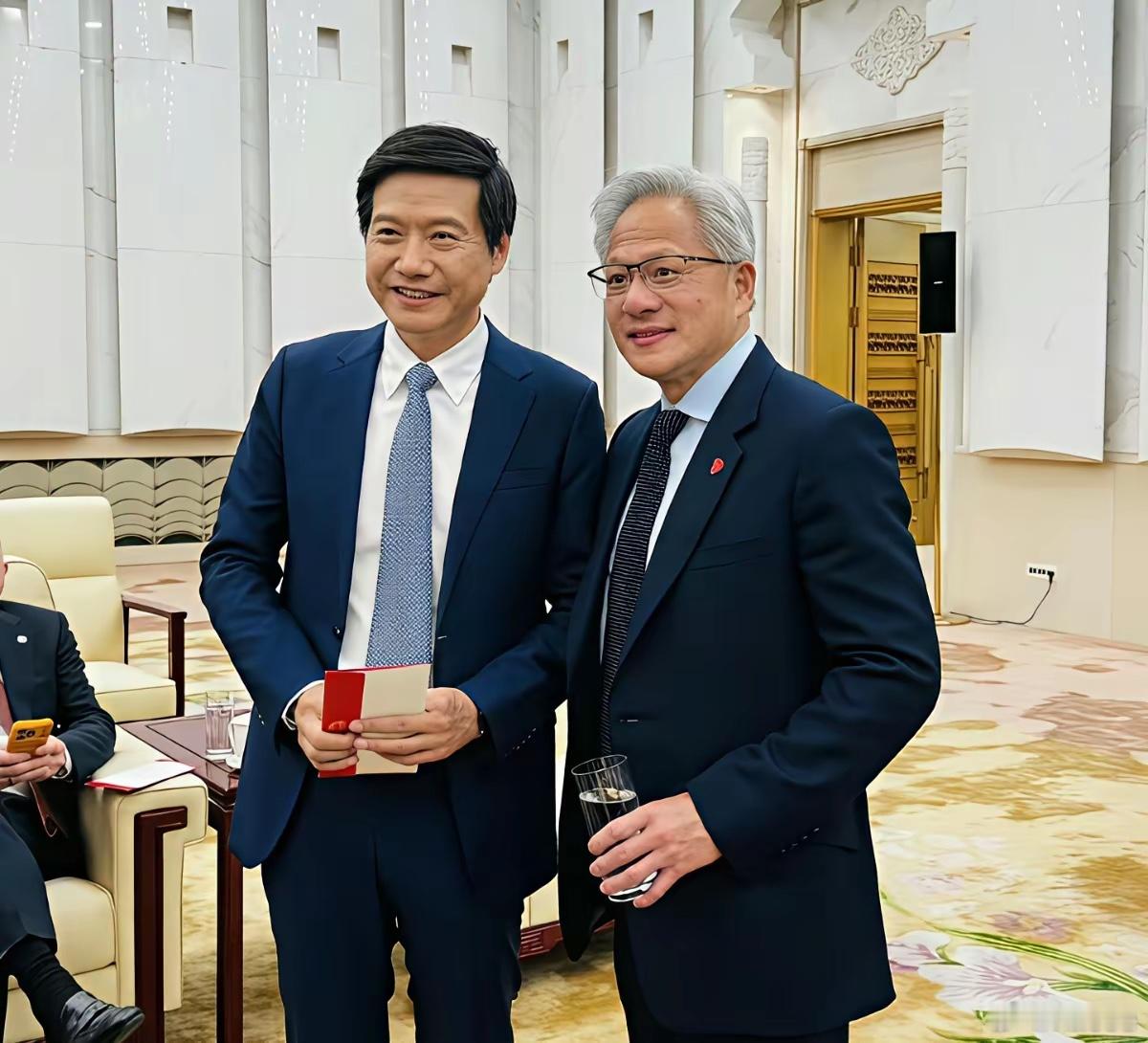 大家发现没？雷军和黄仁勋合影，总微微弓着腰。 