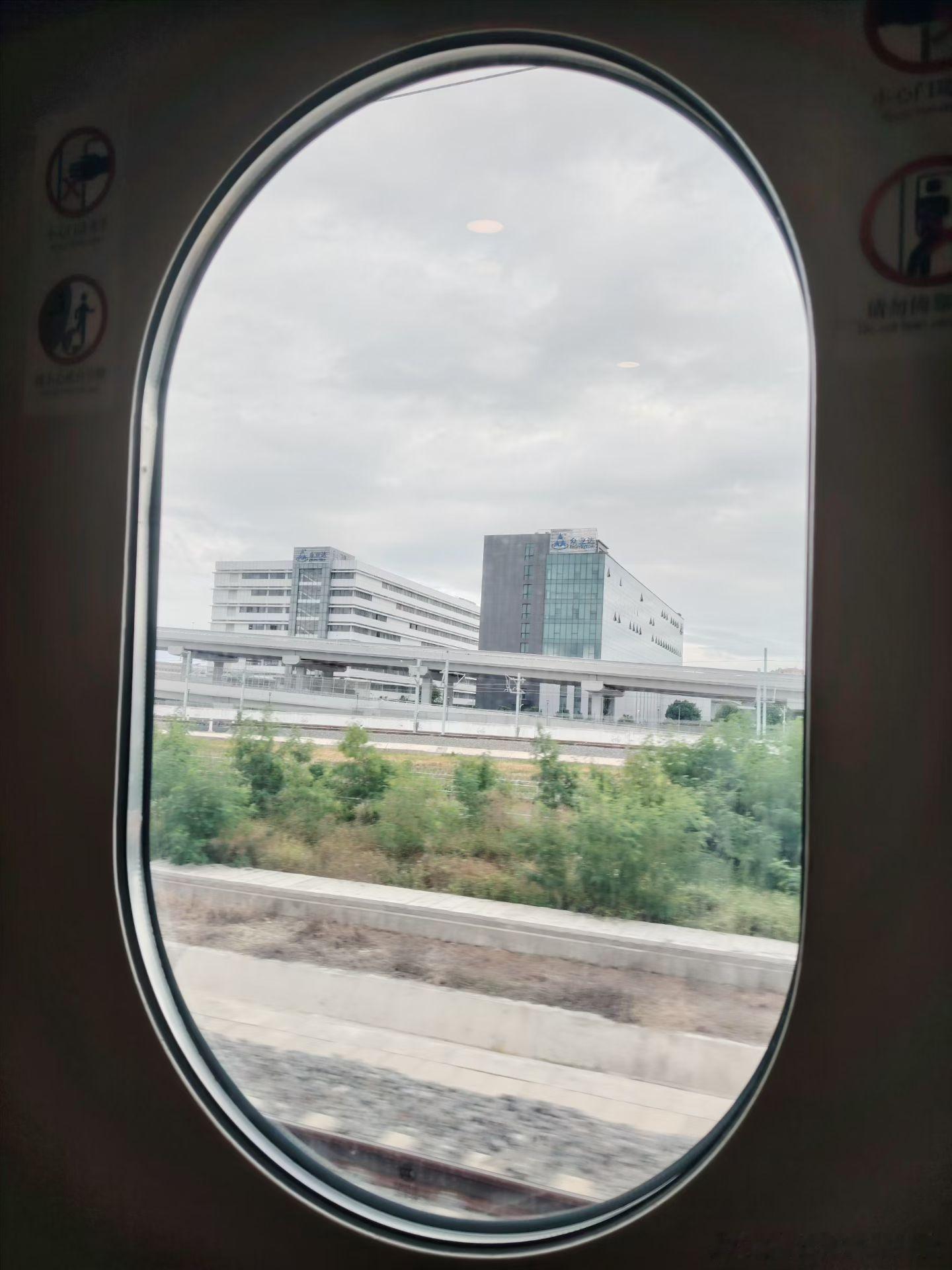 汕头至广州南高铁只买到无座票，在两车厢连接处找到边座。2025年11月13日摄于