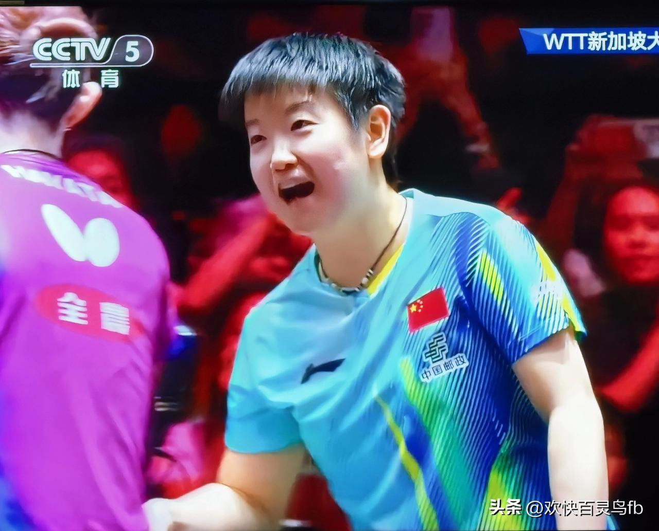 莎莎一路笑，赢了早田就跟拿了冠军似的。先是笑着夸早田打的好，再是和裁判笑着握手，