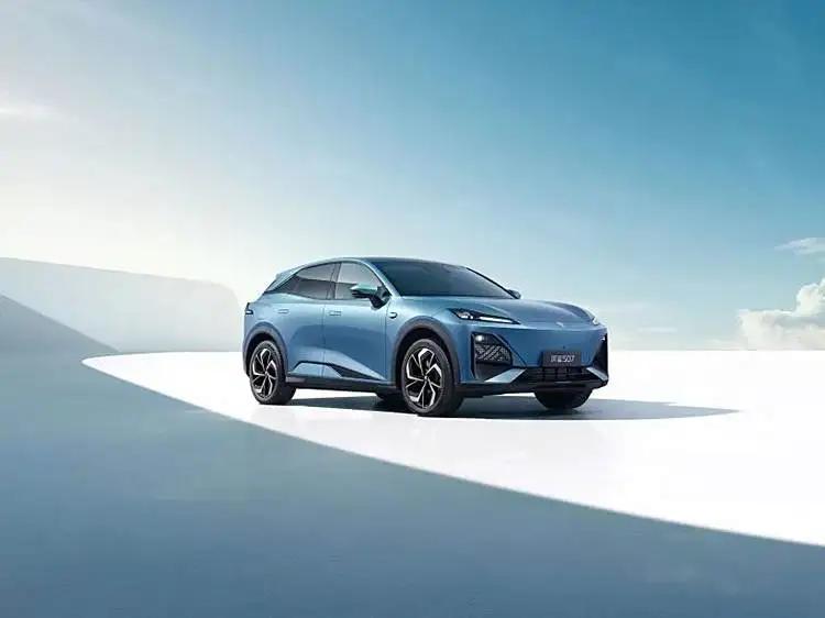 深蓝S07的智能配置让驾驶更轻松，标配的华为乾崑ADS SE辅助驾驶系统发挥作用