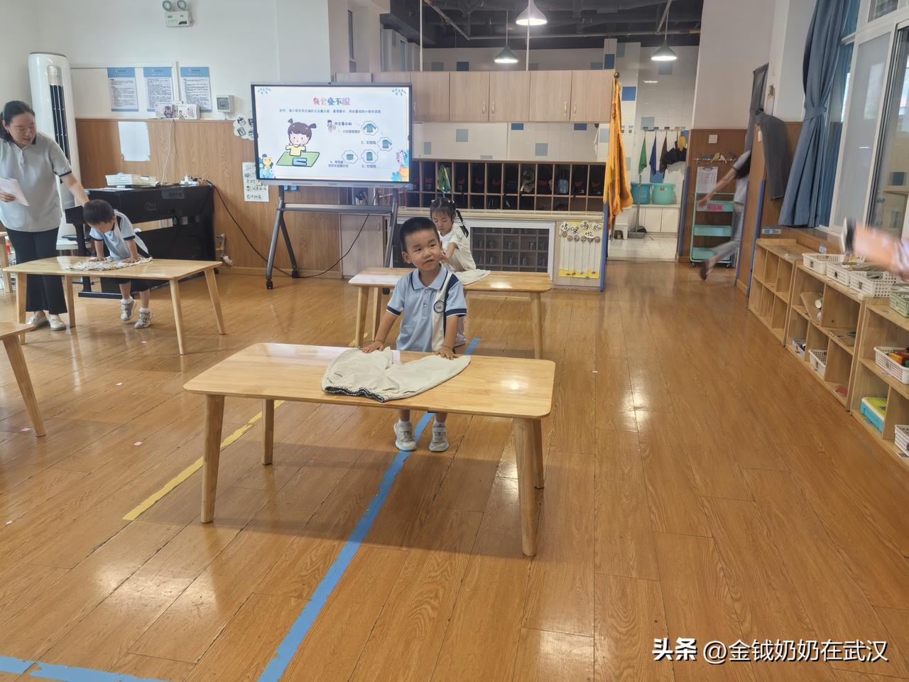 今天上午9点，我准时来到幼儿园，参加二宝小骏马的学期末活动展示。
 
这个班级的