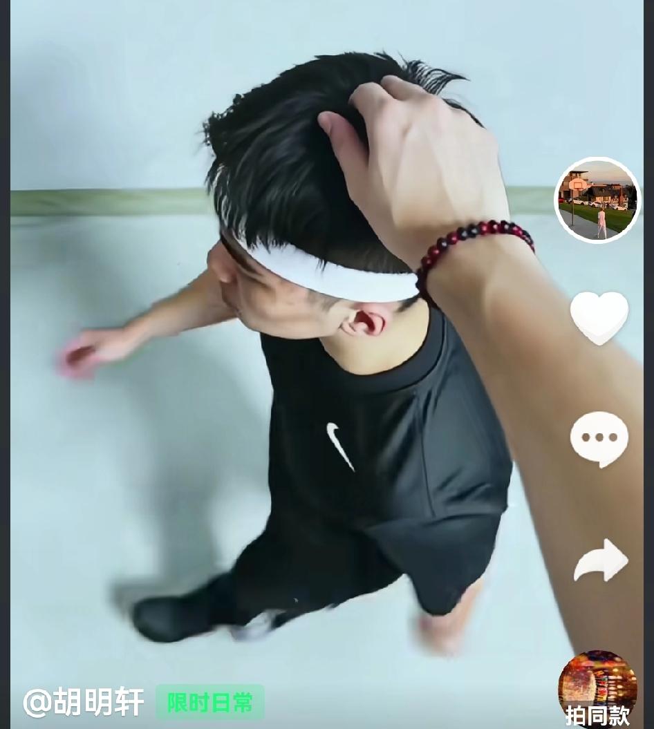 胡明轩对余嘉豪的“报复”：敢让我生日当盲流，把你小子瞬间AI成玩偶

余嘉豪比胡