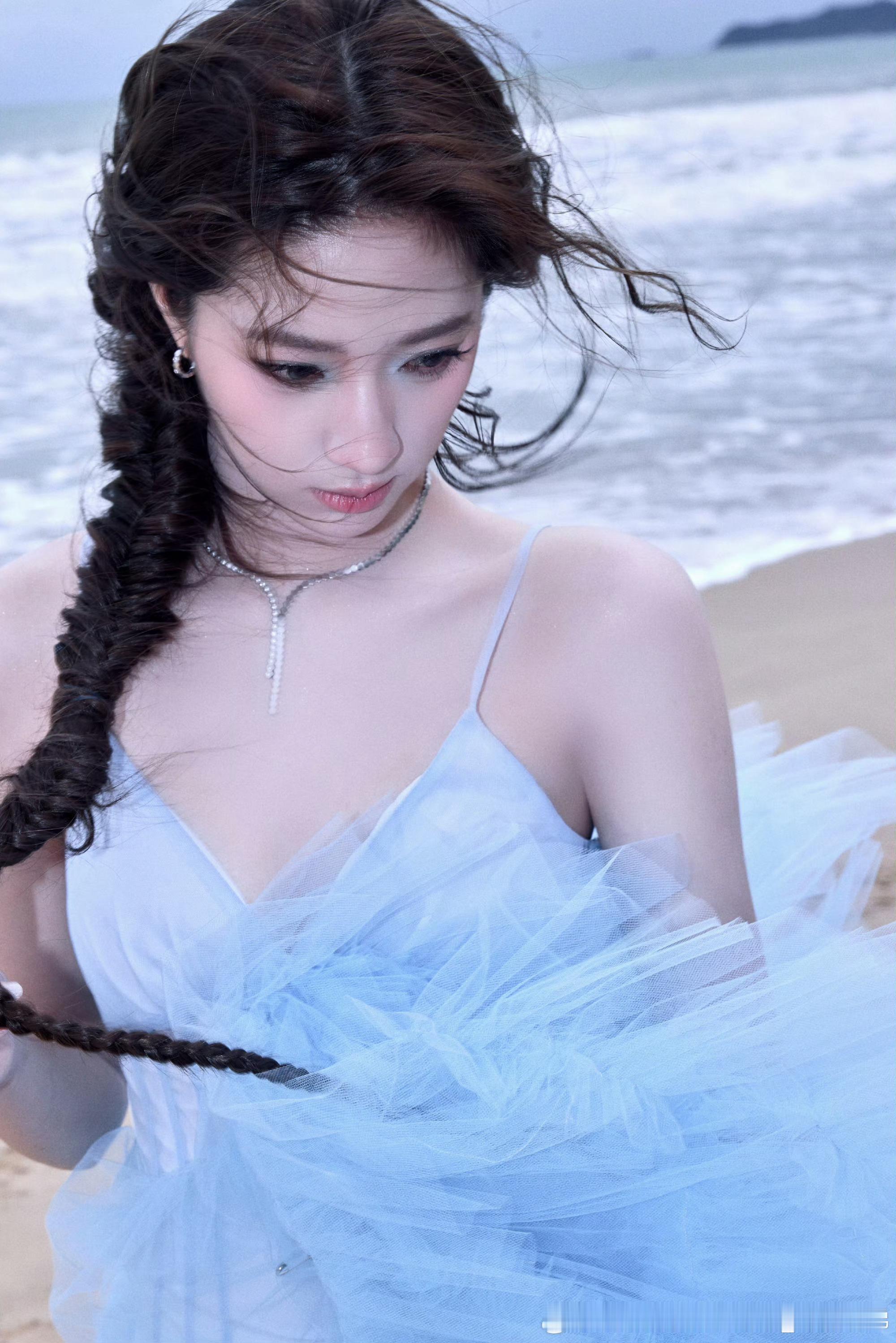 欧阳娣娣ELLE造型 欧阳娣娣在ELLE上的两套造型，简直美得我眼前一亮又一亮[