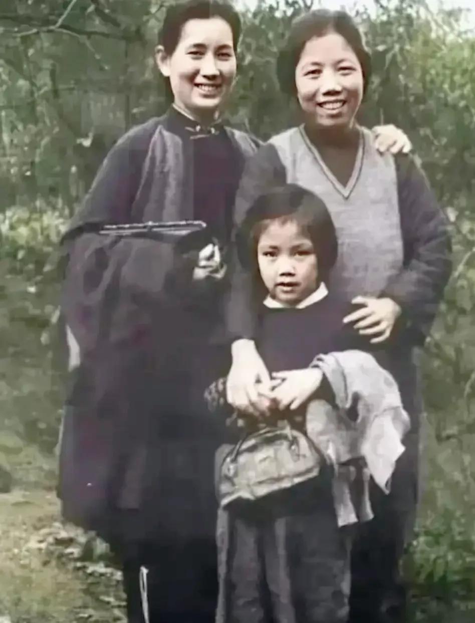 珍贵的一张历史照片。
这是一张邓颖超大姐和叶挺将军的夫人李秀文，女儿叶杨眉在一起