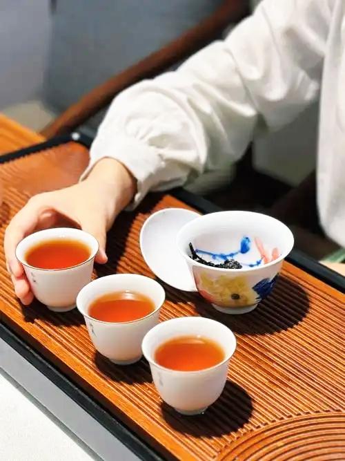 有茶相伴的日子，总是温暖又惬意，偷得浮生半日闲，享受这份宁静与美好。