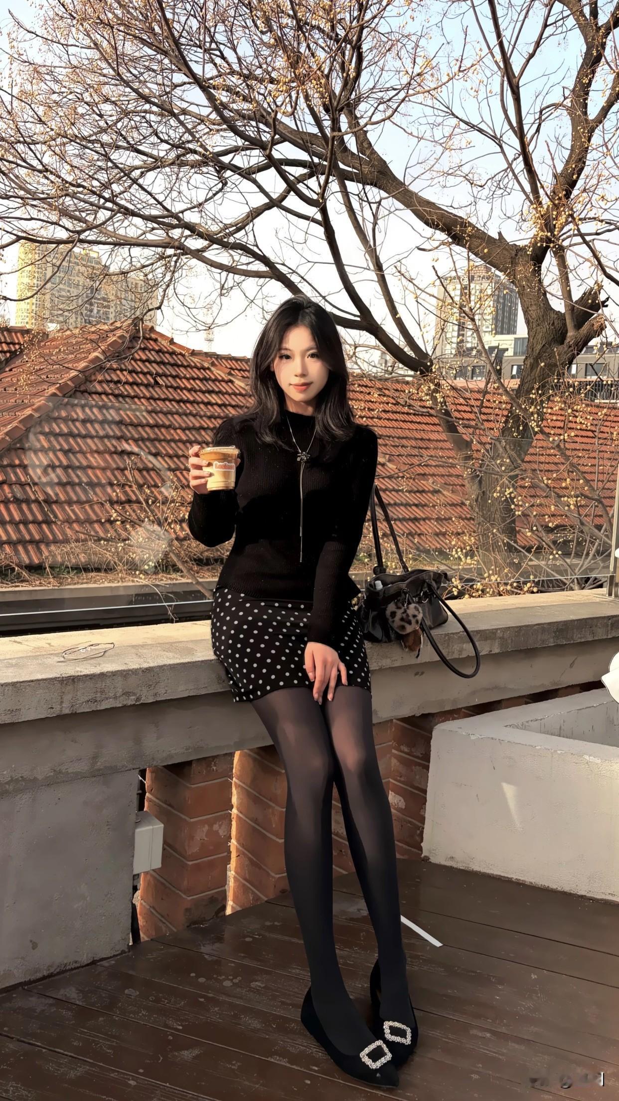 女人怎样保持时尚气质?保持时尚气质关键在于回归自我。别盲目追潮流，得先有清醒的自