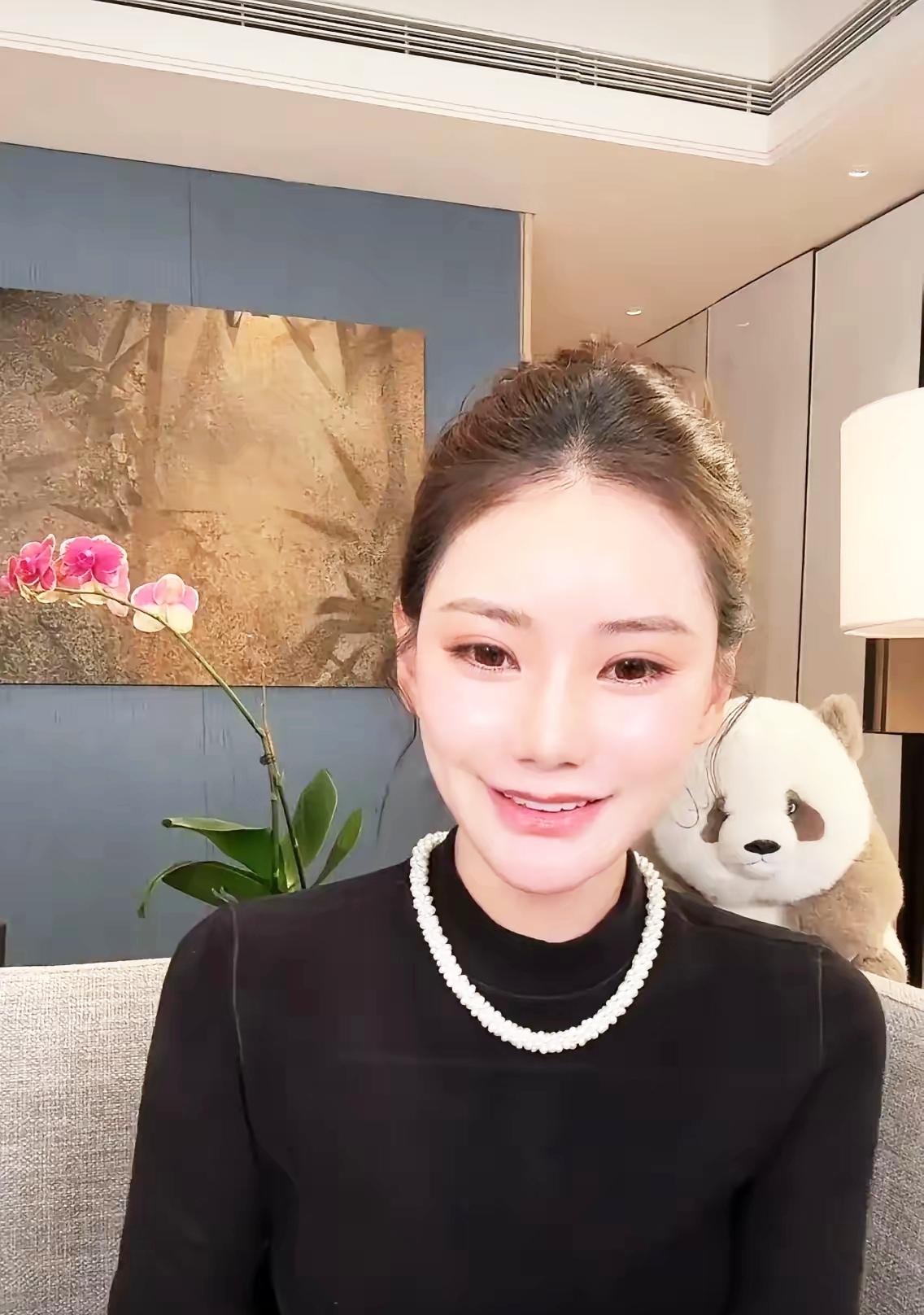 豪门生活里的家事和生意账
马筱梅住进大宅子，大家看得很仔细。她发视频，网友盯着看