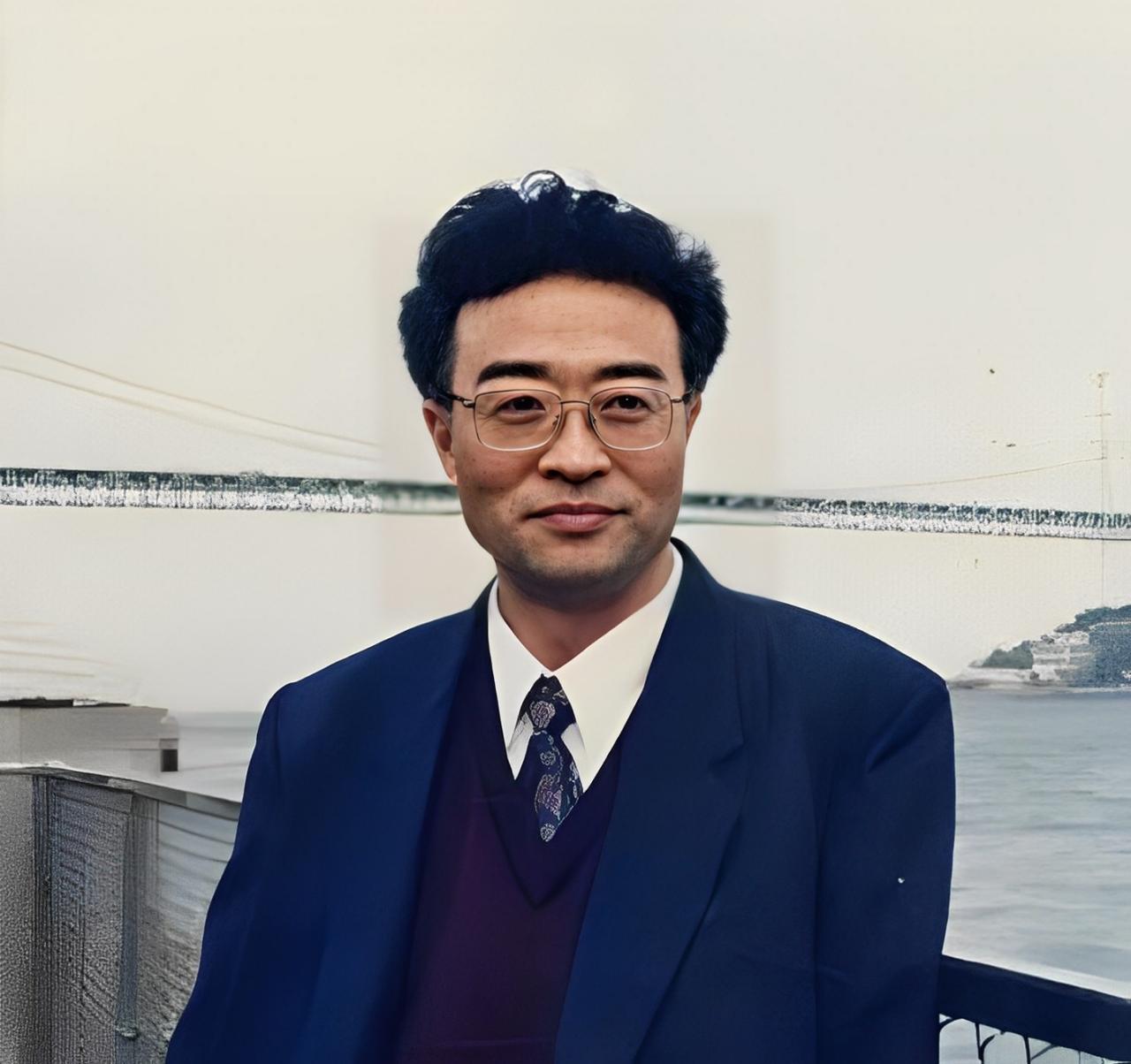 他名叫刘铁骑，是大贪官刘青山的儿子，父亲在1952年被枪毙的时候，刘铁骑才6岁，