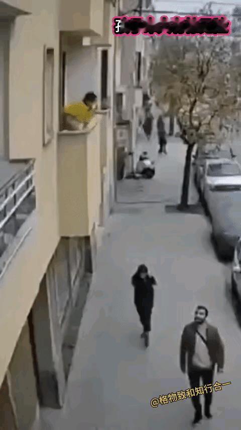 惊呆了！这个几岁的小孩，由于懵懂无知，爬上了楼房的阳台，竟从上面一头扎了下来！