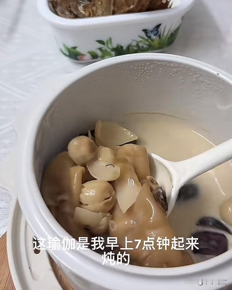 人比人气死人！
刷到一条视频，男子早上七点起床给老婆炖鱼胶。做完早餐又提前准备午