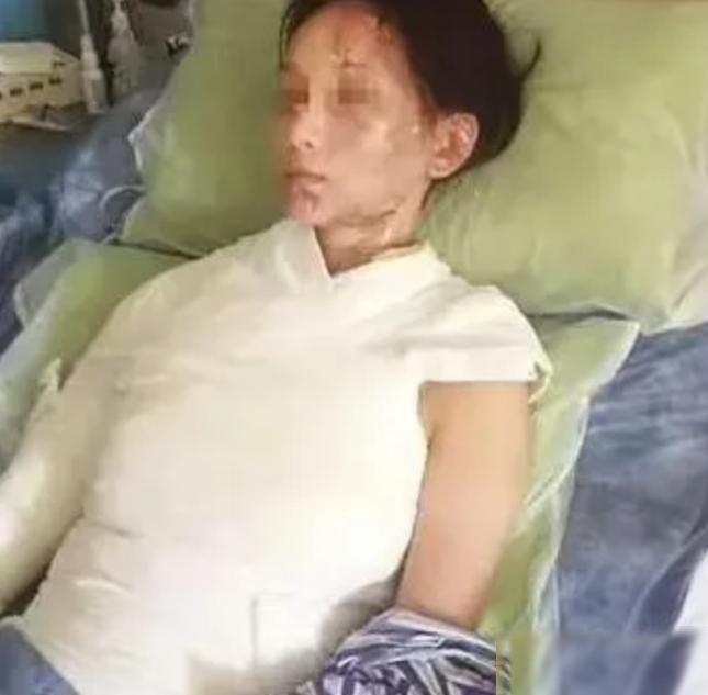 顾客仅仅因为服务员加汤慢了五分钟，就肆意当众辱骂他人、牵扯家人，一顿饭闹到最后，
