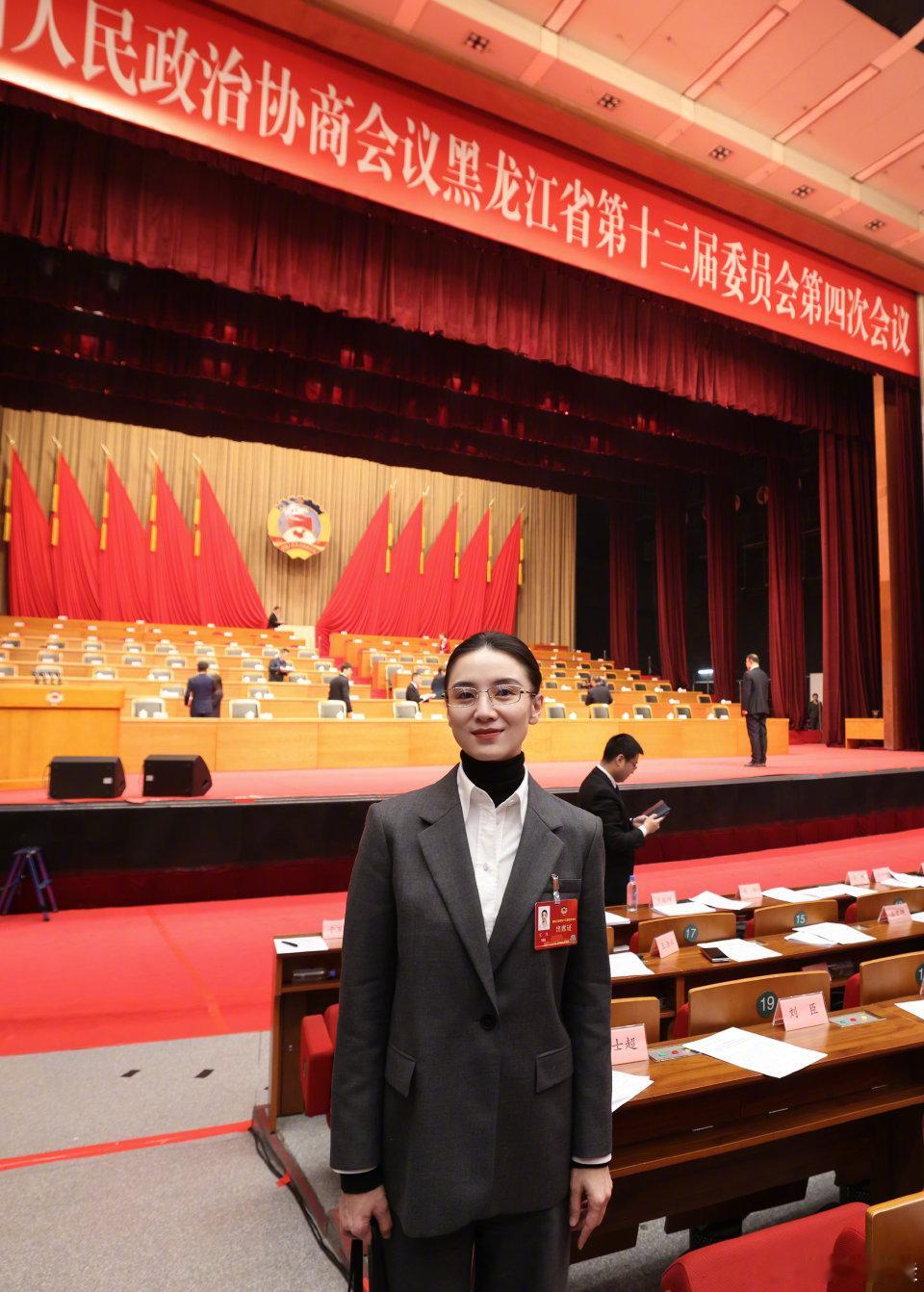 宋佳解锁新身份，她真的时尚也要，主流也要，感觉这两年坐上了发展的高速赛道啊 