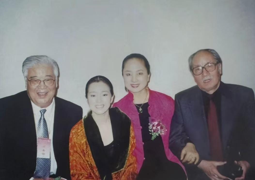 四位不同时期的影坛大明星——于洋、巩俐、张金玲、葛存壮惊喜同框。
于洋，在《英雄