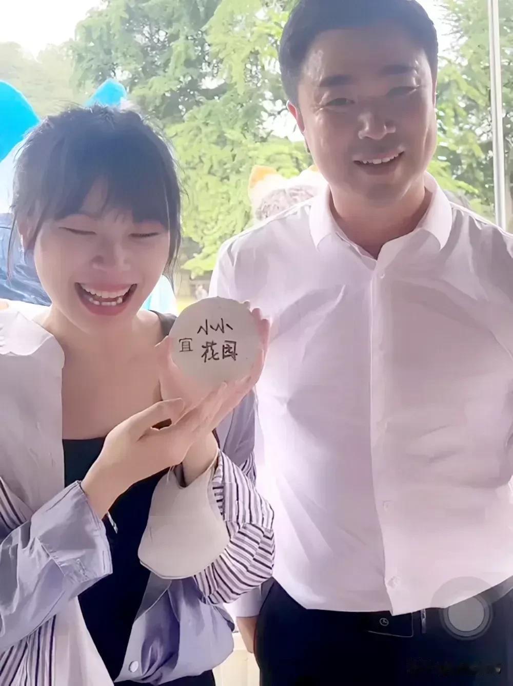 黄老师还是那么性感漂亮，看到黄老师和随州文旅局的解局长一起参加活动，可以看出来黄