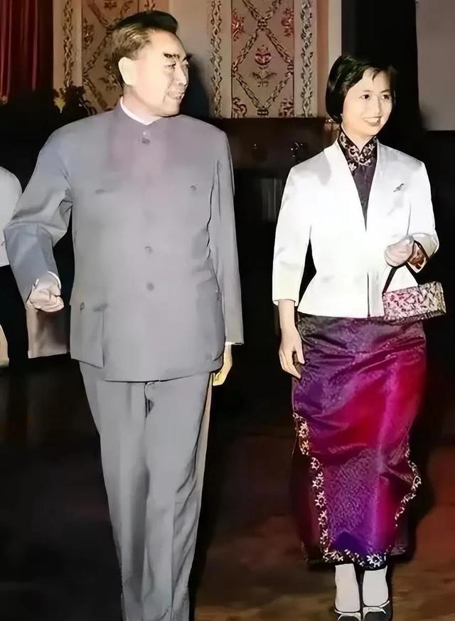 张茜长相有多美？63年她与周恩来的合影，当时的她41岁，风姿绰约

1963年，