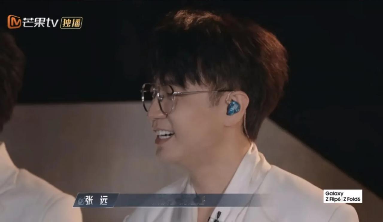 王铮亮披荆斩棘的历程开始，张远作为亲友夸夸团上线。
他说他是王铮亮的弟弟，还说王