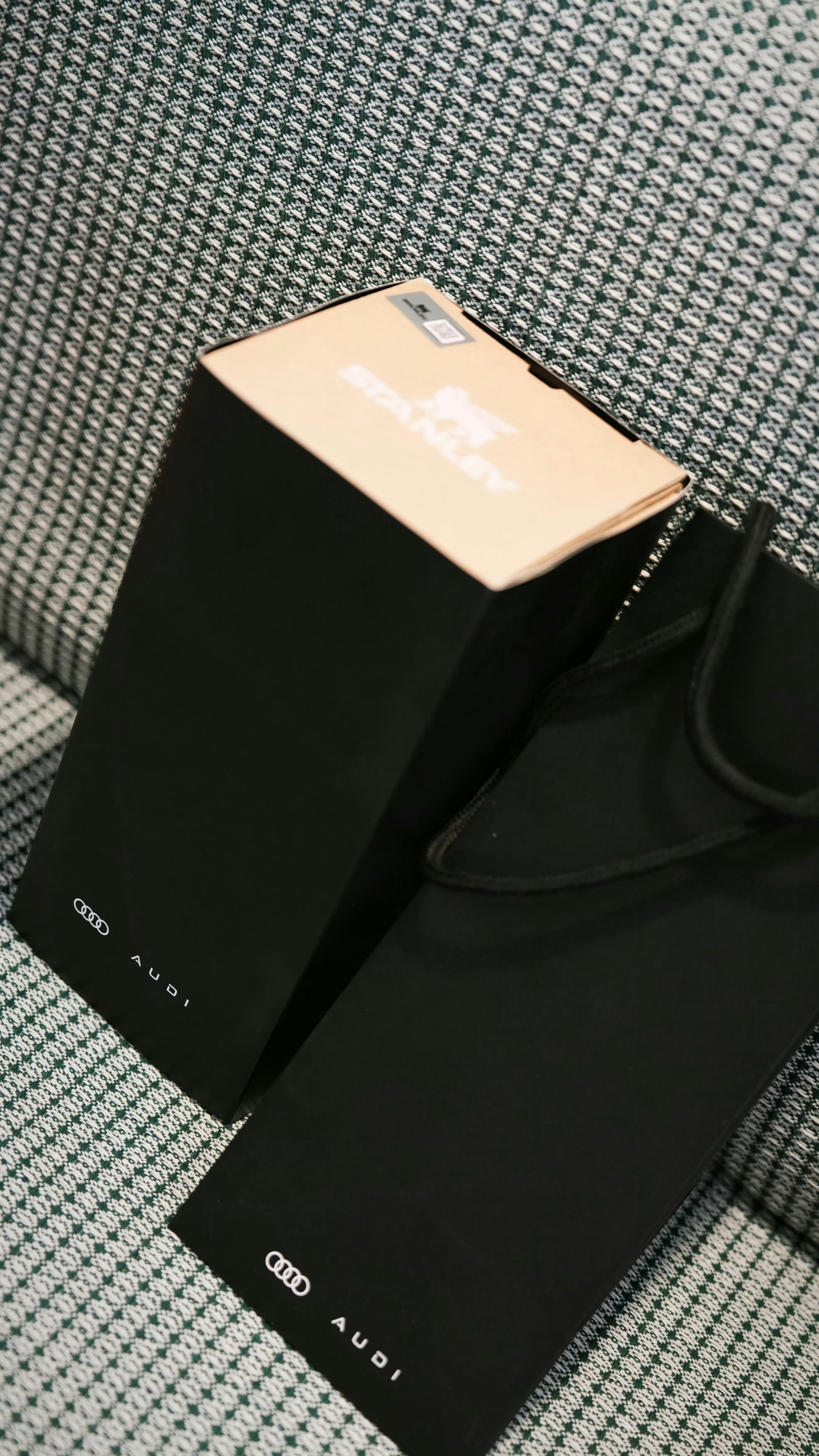 右边，网页链接评论区支持AUDI，再送一个AUDI杯子，蛮好，尺寸很大，有蛮多人