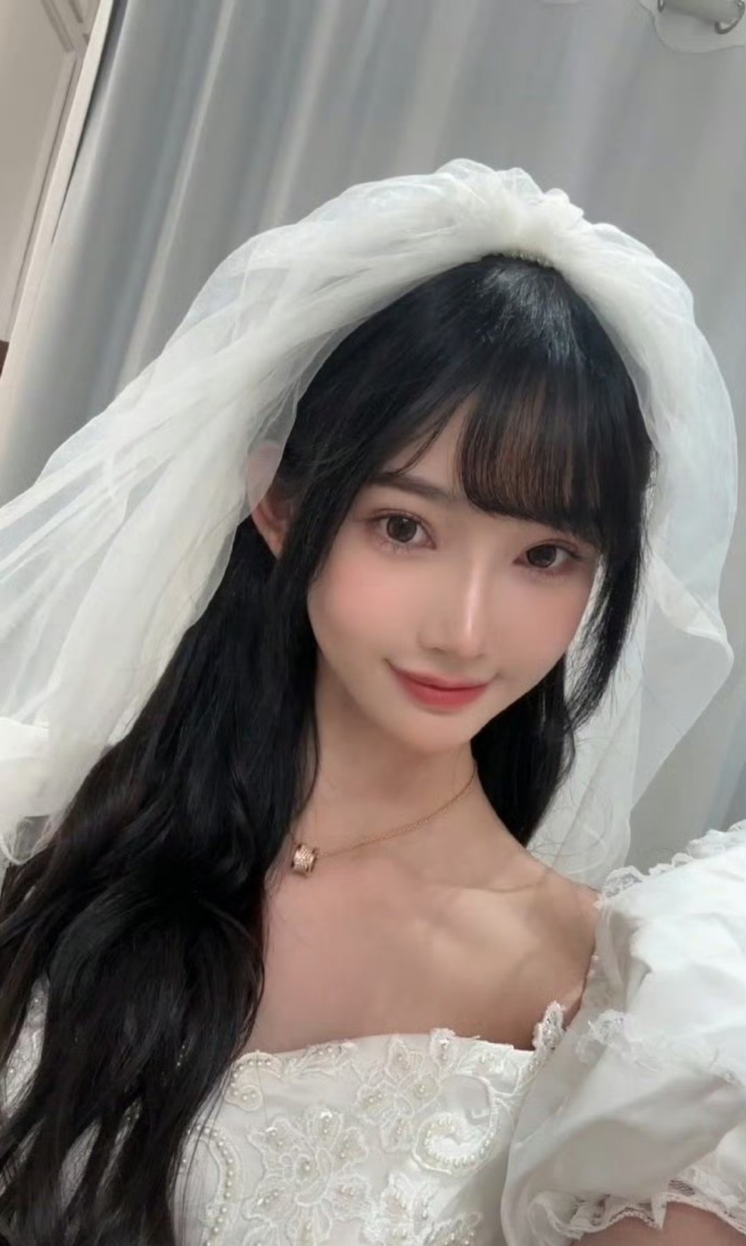 林俊杰女友七七婚纱写真七七的一组婚纱写真在网络流传，风格清新复古。经纪公司回应称