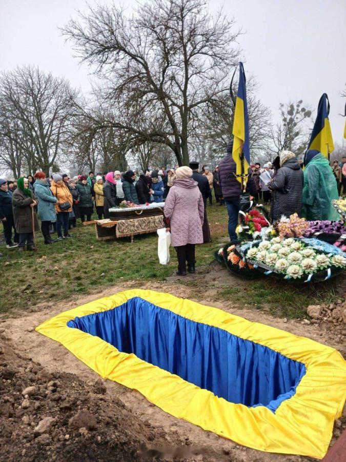 俄乌冲突 再也没有比这张照片更适合表达“战斗到最后一个乌克兰男人”内涵的了。泽连