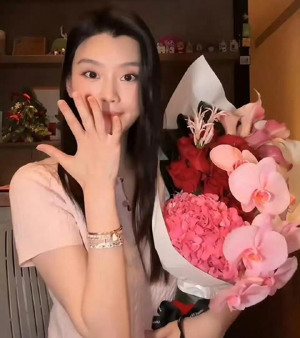 是什么样的好命，一只手可以戴5条钻石项链！好命果然不一样，素颜都这么耐看～今年，