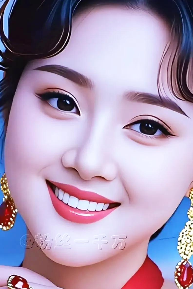 甜美笑容，闪耀耳环，元气满满的一天！😊✨