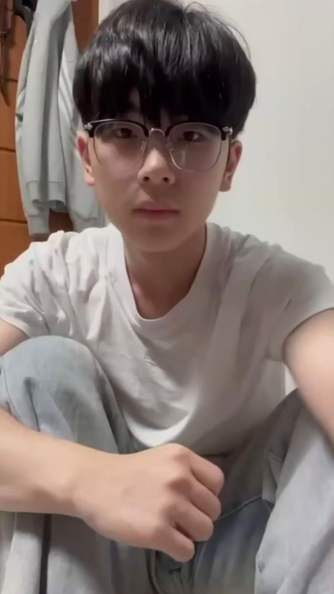 7.28晚xfj两个帅哥得直播一个是韩国小哥长的很可爱，另一个黑衣帅哥长得帅，有