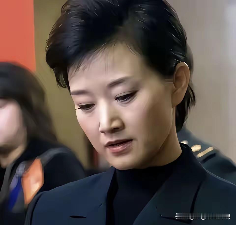 时光匆匆，昔日女神也已然老去。容貌虽不复年少时的惊艳，却活得洒脱自信，气质从容淡