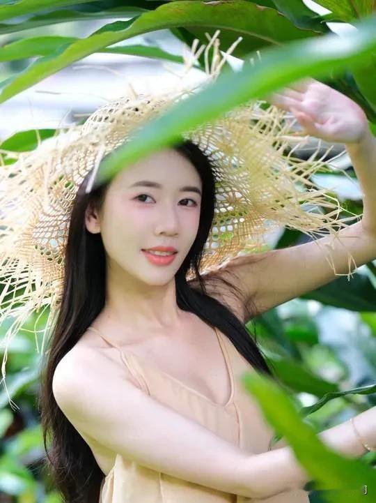 绿荫遮日影，花间笑语生。