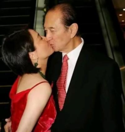 1986年，已经65岁高龄的赌王何鸿燊，和年仅26岁的梁安琪热吻。当时的梁安琪还