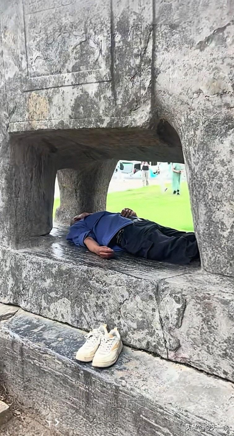 这些人躺在宋皇陵石雕下面，不知道想成就怎样的美梦？
每天都有来自全国各地的游客，
