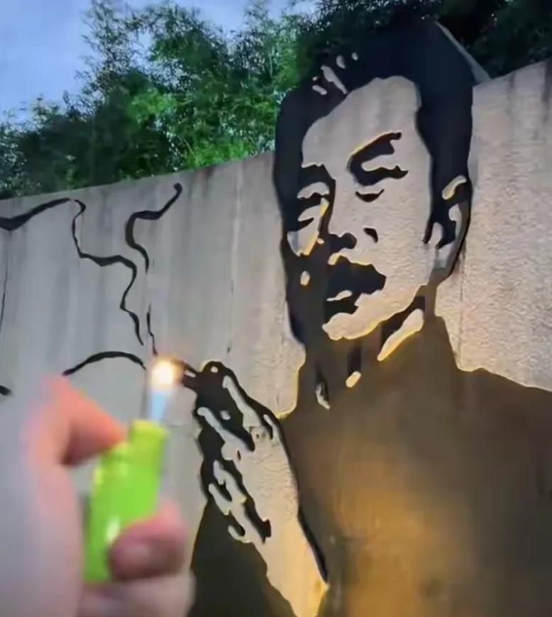 这些人其实就是在对全社会进行服从性试验！
先拿火车上抽烟的落单男性下手，看看社会