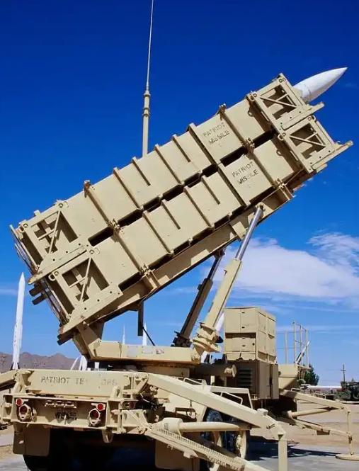 特朗普估计现在很发愁。为啥发愁？因为他手上那笔，卖给台湾的110亿美元武器大单，