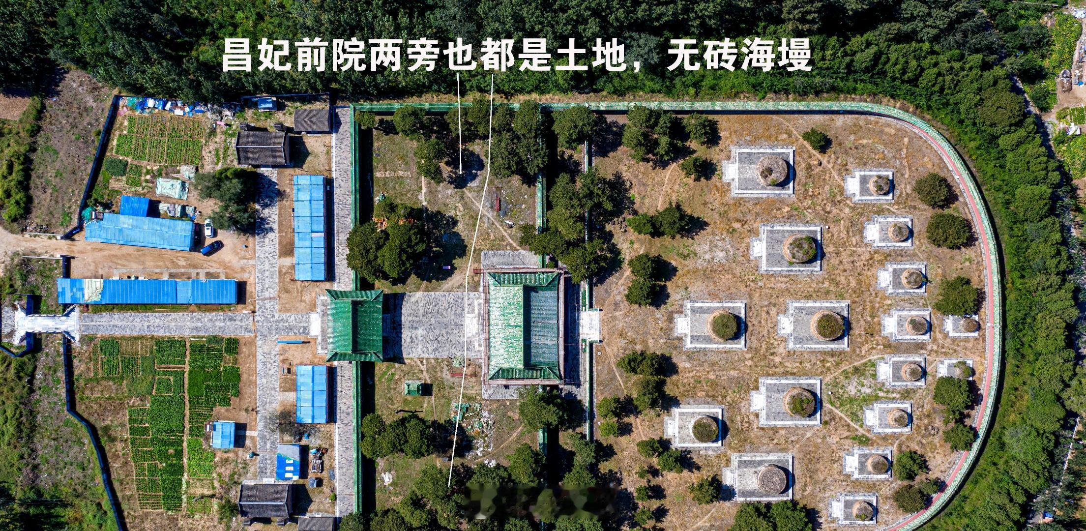 原来昌陵妃园寝是一座标准的妃园寝，在享殿后建有园寝门三座。后院有宝顶两排。现在的