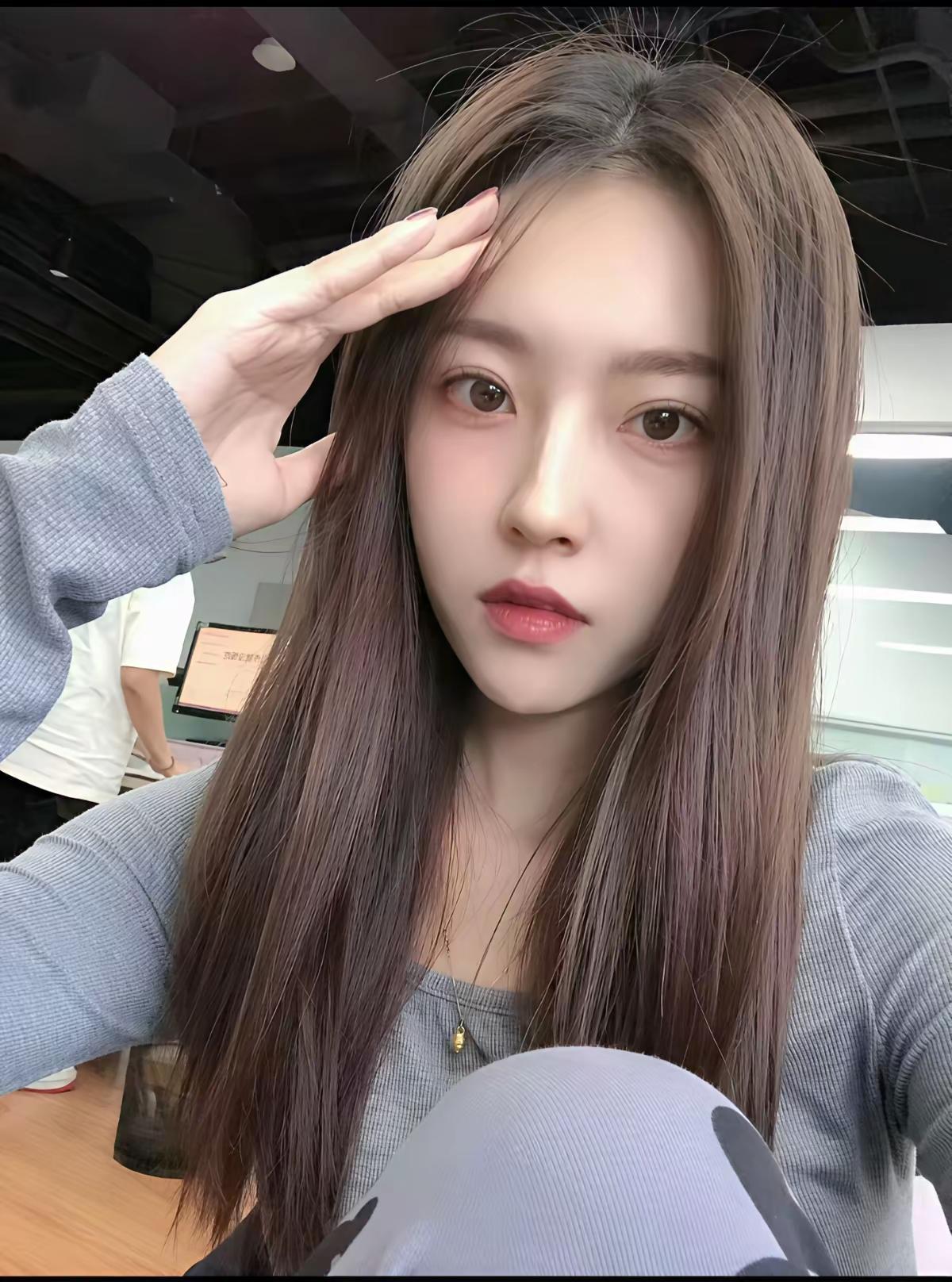 长发美女自拍，背景有点模糊。 美女自拍图 甜美女自拍 黑发少女自拍 温柔长发人像