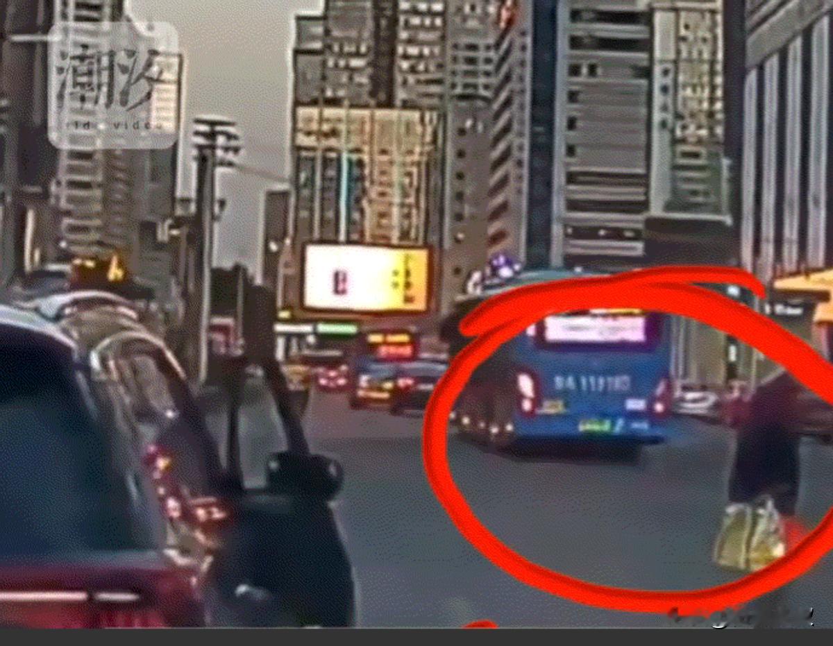 万万没有想到，甘肃一车来车往的马路上，一位老人拎着大包小包走在车流中，期间一辆黑