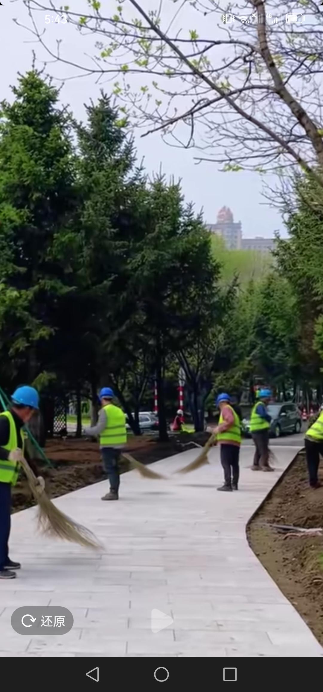 5月8号，吉林市松江中路北侧人行道工程进展顺利，预计在5月15号全面竣工。

目
