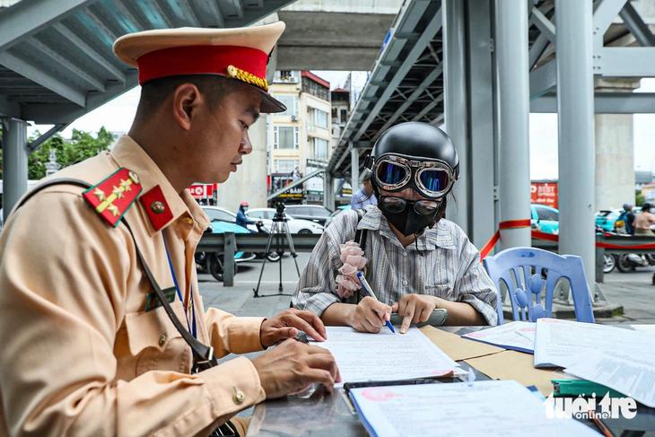 越南750万越南盾以下的罚款可以当场交
4月15日上午，越南公安部交警部门代表通