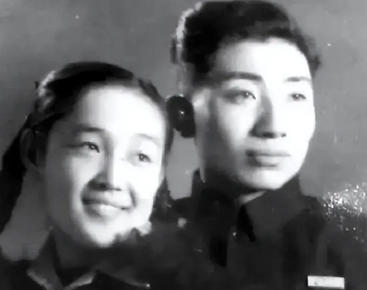 1950年9月，工程兵战士姜士民即将奔赴朝鲜战场，出发前几天，女友拦着他大哭:“