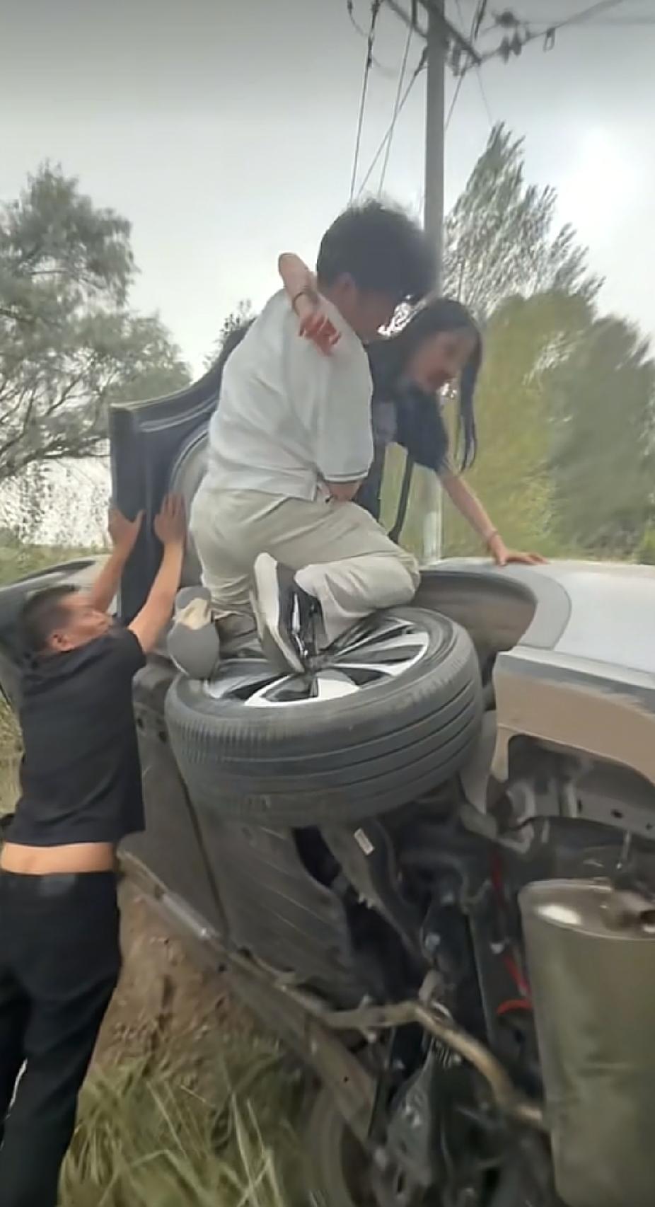 前面一辆小车突然侧翻在路边，后面车上一家人的做法，让人看着直呼感动了。

甘肃酒