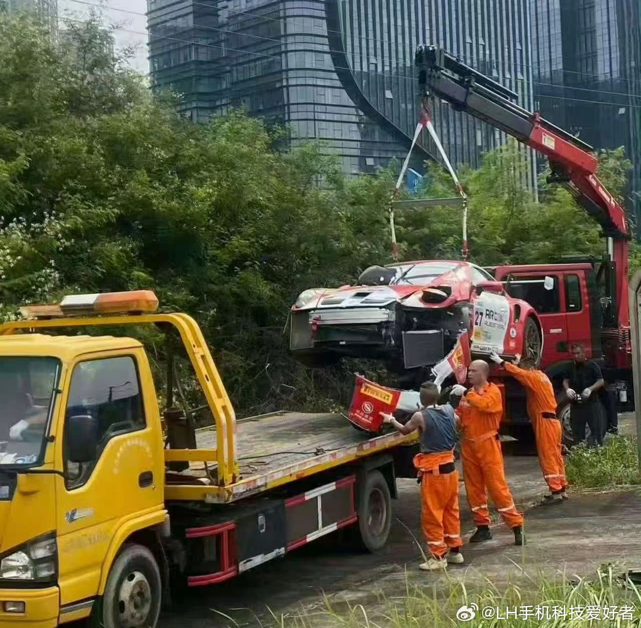 闫闯退赛你说尴尬不尴尬，前脚刚吐槽完后脚就发生碰撞退赛，连个成绩都没能拿到，这下