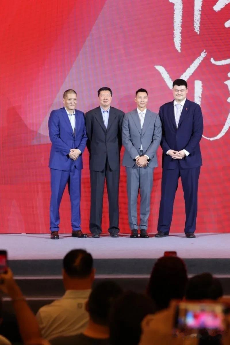 中国男篮“四大移动长城”合体！

随着阿联的退役，意味着中国男篮“四大移动长城”